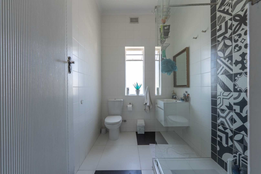 5 Bedroom Property for Sale in Green Point Western Cape